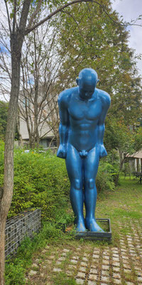 Blue man sculpture 