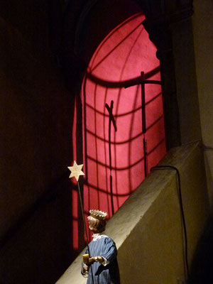 … die Prophezeiung der Königin von Saba „das Kreuz der Erlösung“ und der „Stern des Bileam“  (FOTO:  Milieukrippe Lyskirchen)
