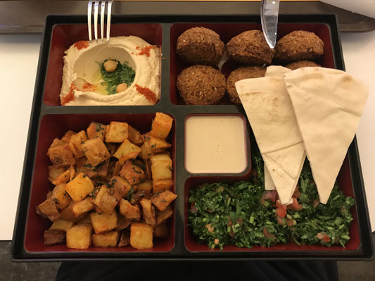 Libanesisches Restaurant; Falafelteller (das grüne ist Petersilie-Salat) / Falafel plate (the green is parsley salad) 