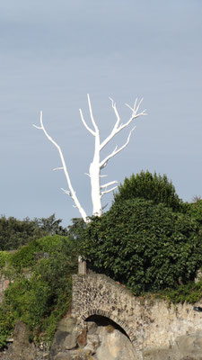 "Lunar tree": oeuvre de Mrzyk et Moriceau sur la butte Sainte-Anne