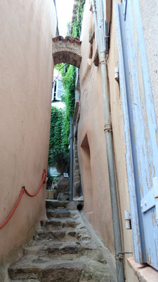 Rue des Amoureux: la plus étroite du village