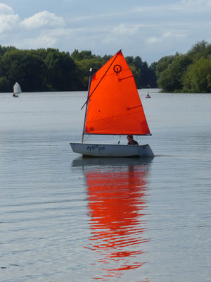 ein einzelnes Segelboot auf dem Südsee