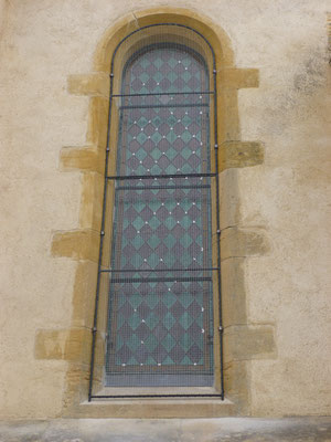 Eglise de SAINT AGNAN Restauration complète de la rosace - Restauration partielle de 6 baies losanges de la nef et repiquages sur deux baies du coeur - bavettes en plomb et grilles de protection acier