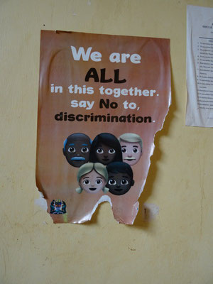 Plakat in der Schule: Aufforderung zur Akzeptanz und Erinnerung an Toleranz von Vielfalt