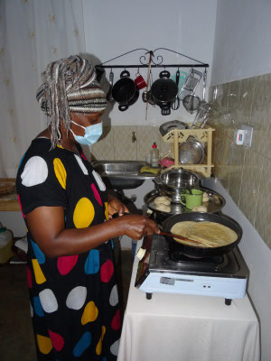Salome Mungure macht Chapati.