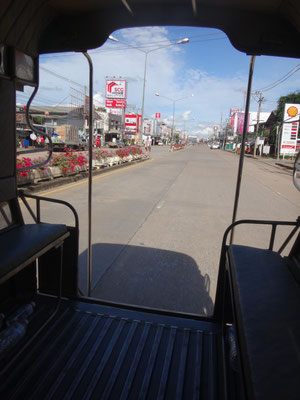 Auf dem Weg mit dem Tuktuk in Neu-Sukhothai