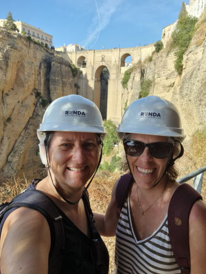 der Gang "unter" die Brücke - Suva-konform mit Helm!