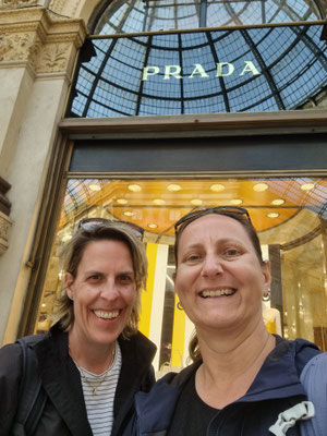 das Geld reicht nur für ein Foto VOR dem schickimicki Designerladen PRADA