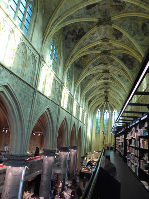 191205 Maastricht - De boekhandel in de voormalige Dominicanenkerk.