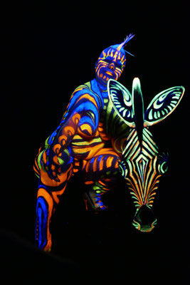 Foto: Antje Püpke UV-Licht-Bodypainting Zebra, Massai