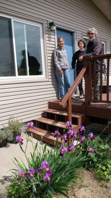 Ruth mit Tochter Maria und Alois auf der Veranda vor dem Haus