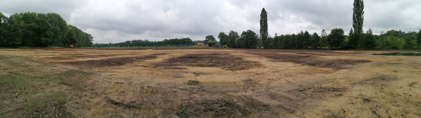 Met zand opgevuld sloten met ertussen veenafzetting. Op de achtergrond de opgevulde sloot naar de Beneden Slinge.