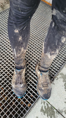 Schuhe und Beine am Ziel des Gantrischtrails