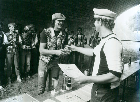 Und natürlich gab es Pokale zu gewinnen...hier beim legendären Sommertreffen 1984 in Straubing.