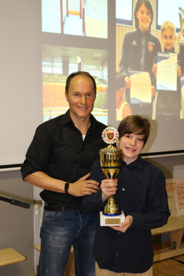 Trainer Raphael Renz mit Sportler des Jahres Jakob Waldherr