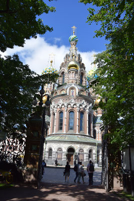 Blutskirche Foto durch das Tor