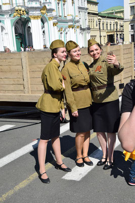 3 Mädchen in historischer Uniform