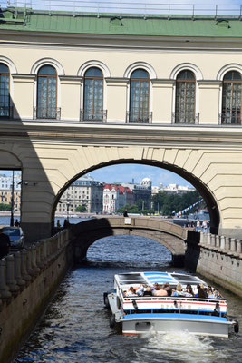 Durchfahrt an der Eremitage mit dem Boot auf die Newa