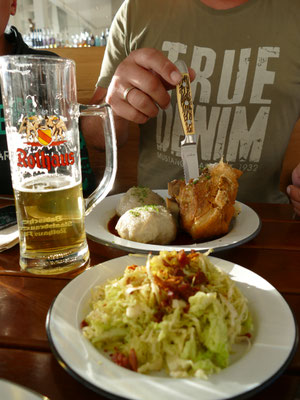 Und Haxe mit Salat und Bier!