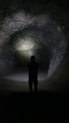 Die Lava-Tubes waren große, 1,6km lange Höhlen, in denen du die Hand vor Augen nicht sehen konntest. Gerrit trägt seine Stirnlampe