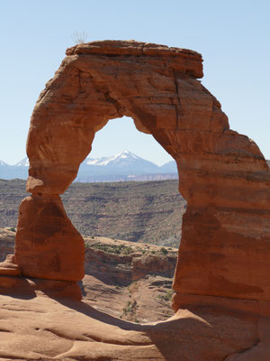 Der Delicate Arch ohne Touristen, die ansonsten davor Schlange für ein Foto darunter standen