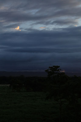 Blaue Stunde über dem Dschungel im Chitwan Nationalpark bei unserer Übernachtung im Baumhaus