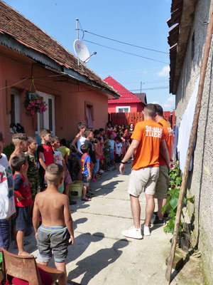 Dans le village d'Ormenis, il n'y a pas terrain pour les jeux et la leçon biblique. Une famille nous autorise a tout faire dans la cour intérieur de leur maison.