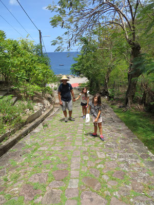 Chemin qui remonte de la plage à Petite Anse.