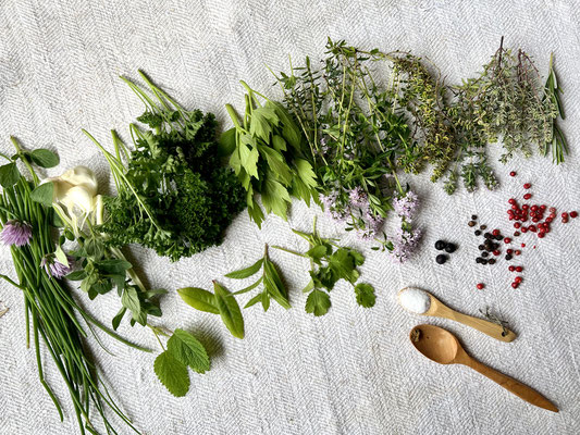  Frische Kräuter, Knoblauch und Gewürze – Zutaten für ein herzhaftes Würz-Oxymel