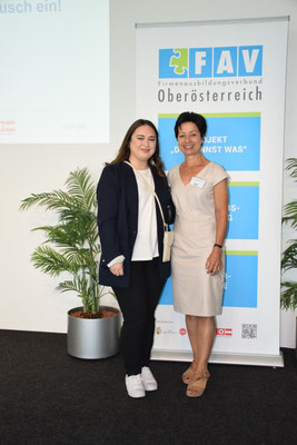 2 Frauen vor dem FAV Rollup