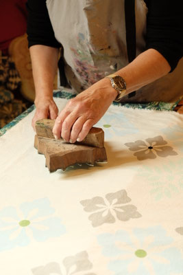 Traditioneller Handdruck aus Indien mit Holzstempeln im Atelier Maasa in Wädenswil