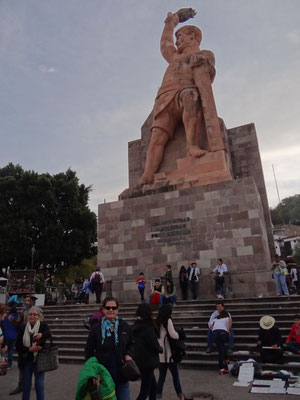 Statue eines Minenarbeiters über der Stadt