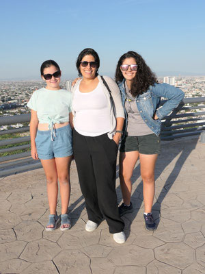 Auf dem Cerro treffen wir Sofia, Mayra und Anna-Luisa aus Oxford auf dem Cerro. Mayra, geboren in Monterrey, erklärt uns die Aussicht 