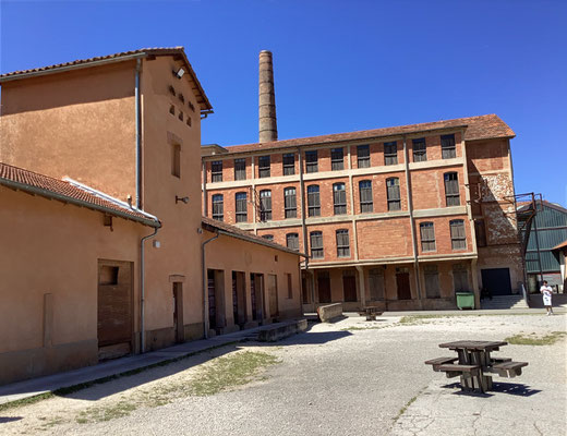 Le camp des Milles : la grande cour intérieure