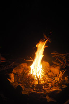 Eines unser wenigen Zeltplatz-Lagerfeuer auf dieser Reise
