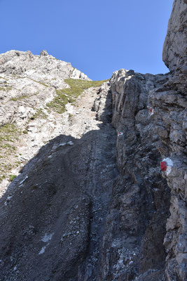 im Abstieg von der Kuhlochspitze etwas unangenehme steile Schutt gefüllte Rinne