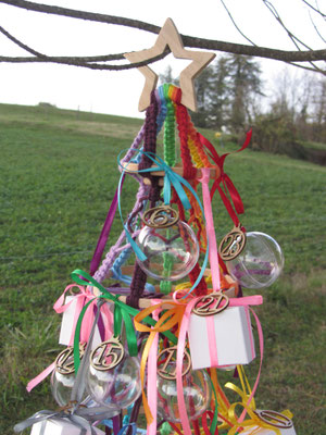 N°2 - Pêle-mêle/calendrier de l'Avent en macramé avec cercles, boîtes, boules et chiffres - Le Chaton et sa Poulette