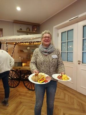 Melanie Bockhop aus Asendorf präsentiert ihre Auswahl - mmmh - lecker! © Ina Homfeld