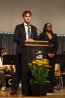 Aurelius Graser und Trisha Fanga Ngaha hielten die Ansprache der Abiturienten.
