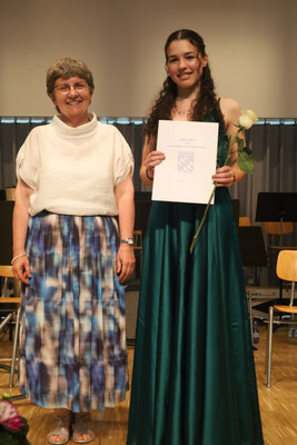 Lisa Beck bekam von Schulleiterin Dr. Renate Rachidi das Abiturzeugnis mit der Traumnote 1,0 überreicht.