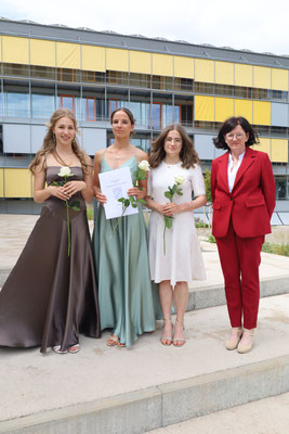 Katja Baumgartner, Alexa Strehle und Valerie Claß (v.l.n.r.) waren die drei besten Abiturientinnen im von Oberstufenkoordinatorin Ruth Hubel (rechts) begleiteten Jahrgang.