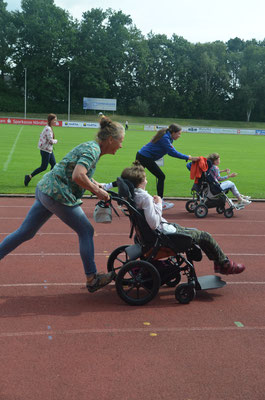 Beim 50m-Rollstuhlfahren wurden die Sportler/innen samt ihrer Betreuer/innen laut angefeuert und hatten viel Spaß.