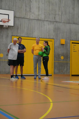 Alex weist die neuen Torrichter an