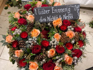 und Trockenblumen und Zapfen, für eine längere Haltbarkeit im Winter