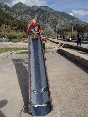 Sarah auf dem Spielplatz Chefchaouen