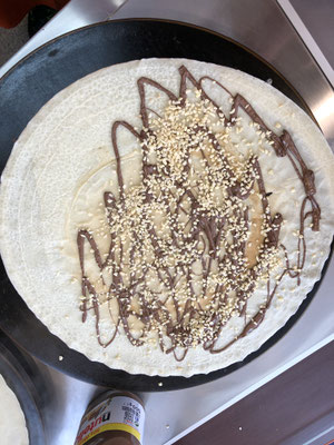 Crêpe mit Nutella und gehackten Mandeln