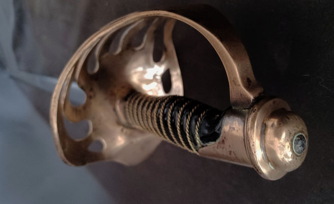 sabre type Dérué sous officier cavalerie gros plan de la poignée corne filigrannée 