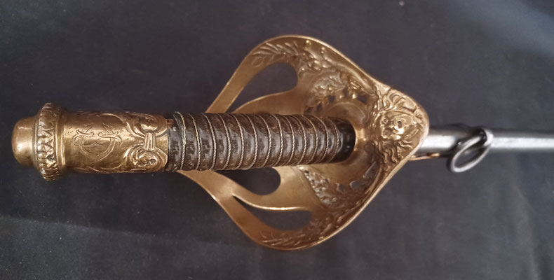 sabre d'officier de cavalerie modèle 1896 vue de la poignée en bronze 