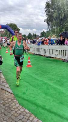 Wolfgang Hinze beim Verlassen des Wechselgartens in Richtung Laufstrecke.