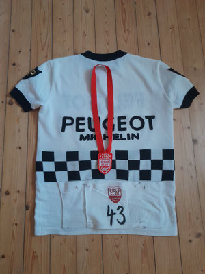 Das Trikot mit der Startnummer und der Medaille